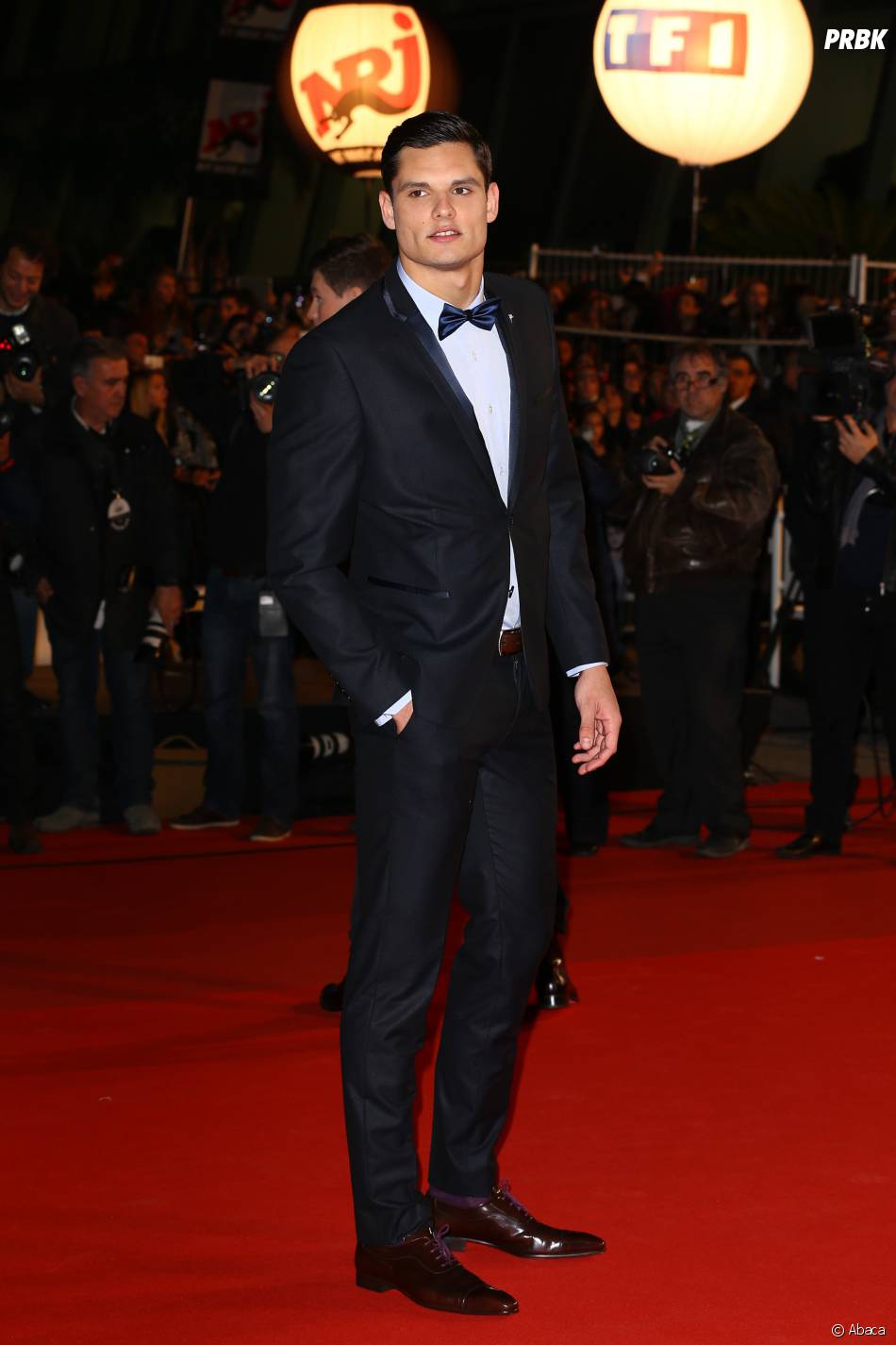 Florent Manaudou classe et sexy sur le tapis rouge des NRJ ...