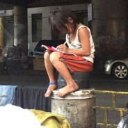 Cette petite fille pauvre obligée de faire ses devoirs dans la rue émeut le monde entier