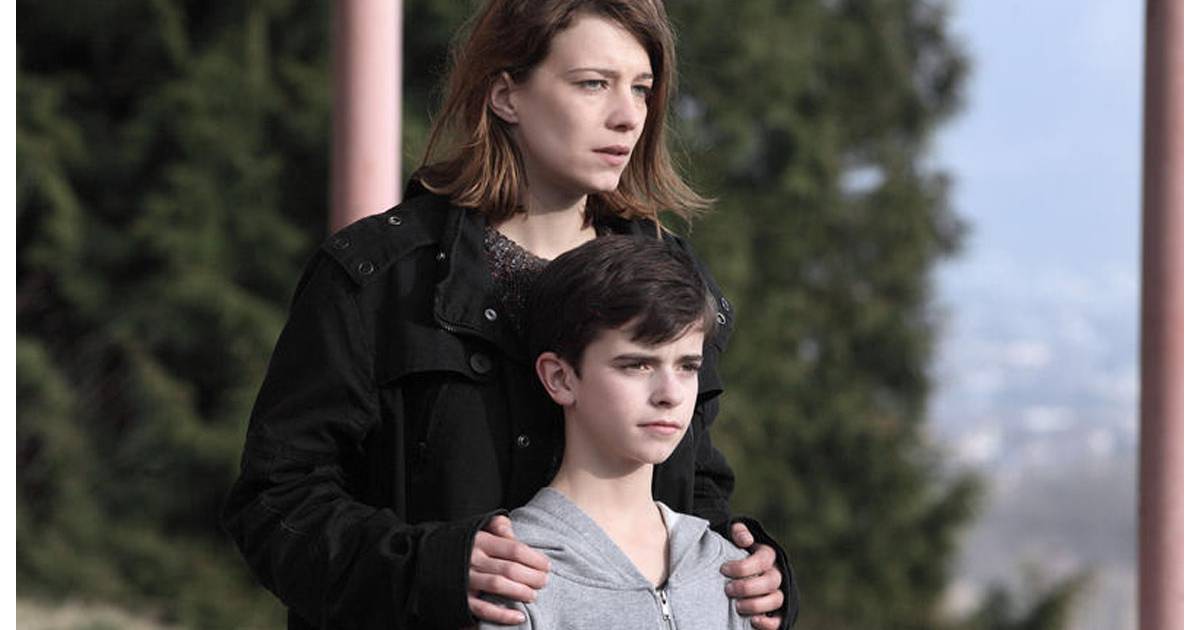 Les Revenants saison 2 : Victor et Julie sur une photo - Purebreak