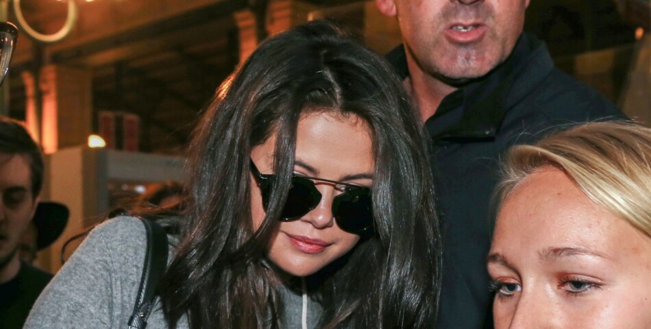Selena Gomez : selfies avec des fans à son arrivée à Paris, le 25 septembre 2015