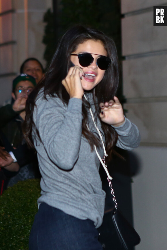 Selena Gomez souriante après la mini émeute Gare du Nord, le 25 septembre 2015 à Paris