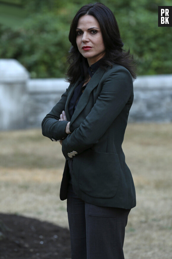 Once Upon a Time saison 5, épisode 2 : Lana Parrilla (Regina) sur une photo