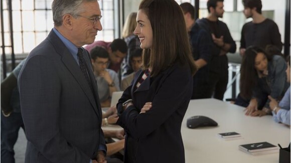 Anne Hathaway devient la boss de Robert de Niro dans Le nouveau stagiaire