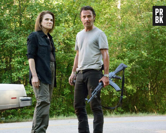 The Walking Dead saison 6, épisode 1 : Deanna (Tovah Feldshuh) et Rick (Andrew Lincoln) sur une photo