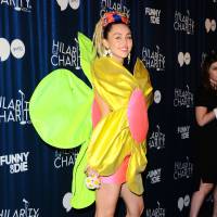 Miley Cyrus en fleur... et en string : ses tenues sexy mettent le feu à un gala de charité