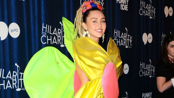Miley Cyrus en fleur... et en string : ses tenues sexy mettent le feu à un gala de charité
