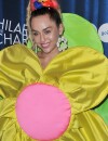 Miley Cyrus tout sourire en fleur à un gala de charité organisé par James Franco le 17 octobre à Los Angeles