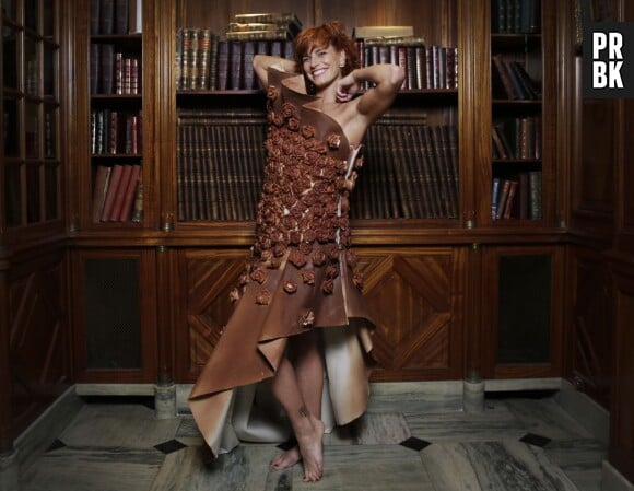 Fauve Hautot pose avec sa robe en chocolat avant le Salon du Chocolat 2015