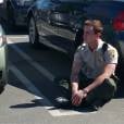 Teen Wolf saison 5 : Ryan Kelley (Parrish) assis dans un parking sur Instagram