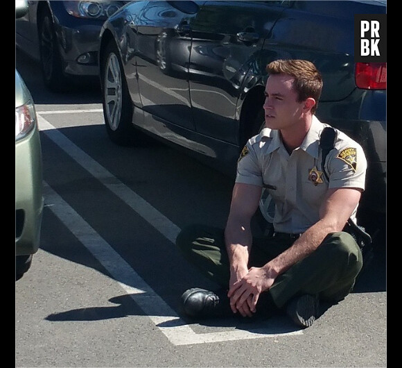 Teen Wolf saison 5 : Ryan Kelley (Parrish) assis dans un parking sur Instagram