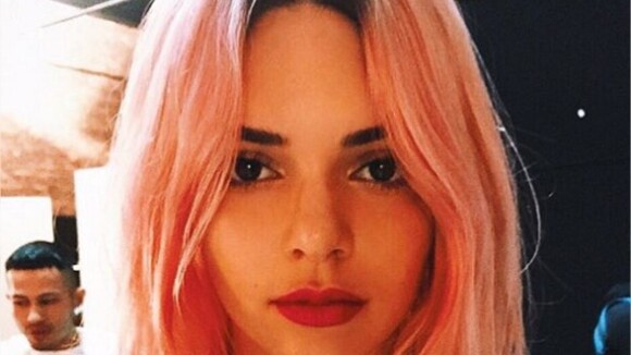 Kendall Jenner imite Loana : cheveux roses pour la star
