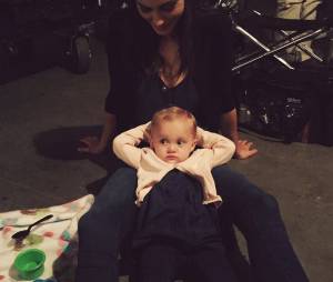 Phoebe Tonkin pose avec l'une des jumelles qui joue Hope sur le tournage de The Originals