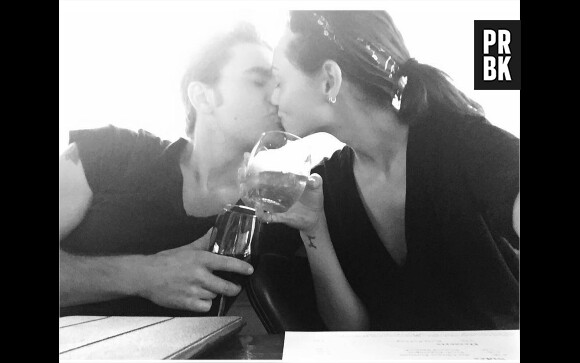 Phoebe Tonkin et Paul Wesley amoureux sur une photo Instagram