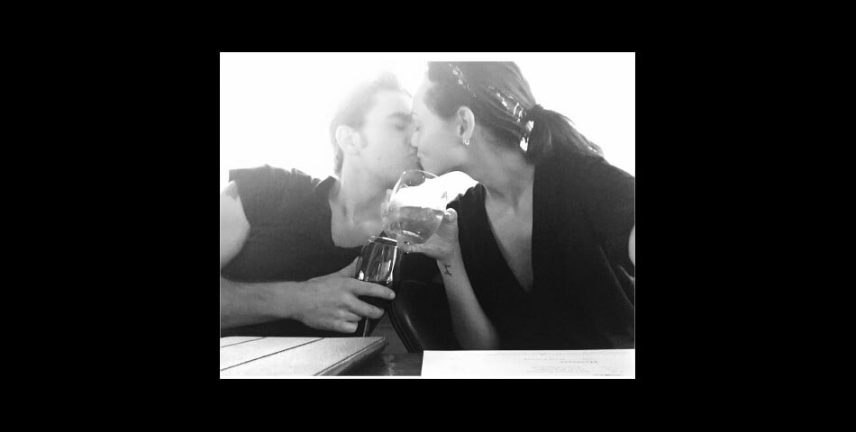 Phoebe Tonkin et Paul Wesley amoureux sur une photo Instagram