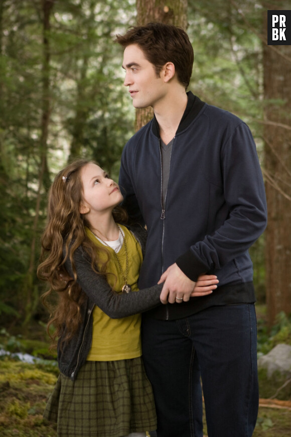 Mackenzie Foy et Robert Pattinson dans Twilight 5