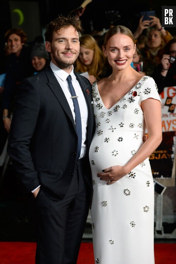Sam Claflin et sa compagne enceinte lors de l'avant-première d'Hunger Games : la révolte, partie 2, à Londres, le 5 novembre 2015