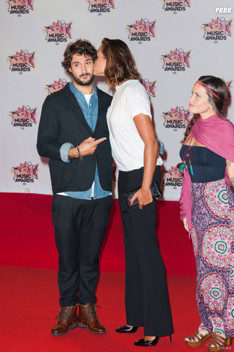 Laure Manaudou embrasse Jérémy (Fréro Delavega) sur le tapis rouge des NMA 2015, le 7 novembre 2015, à Cannes