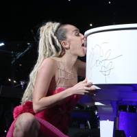 Miley Cyrus : léchage de piano et nouvelles confessions sur sa bisexualité aux LGBT Vanguard Awards