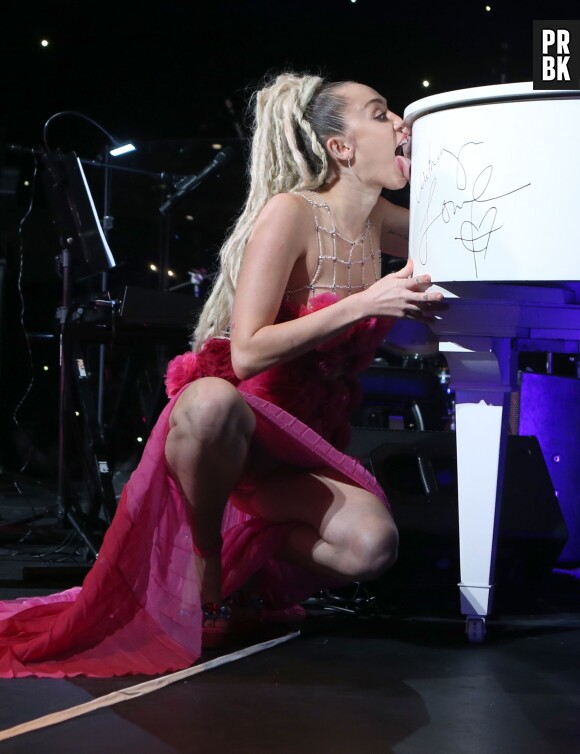 Miley Cyrus lèche un piano aux LGBT Vanguard Awards, le 8 novembre 2015 à Los Angeles