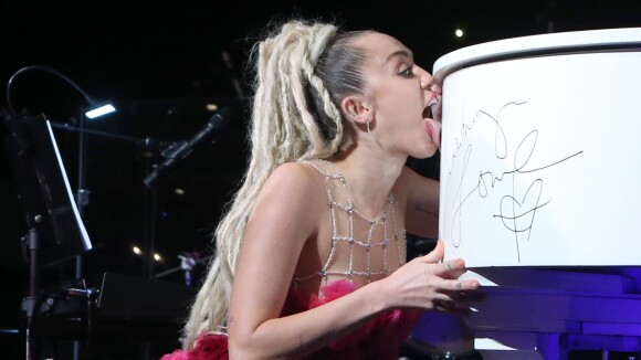 Miley Cyrus : léchage de piano et nouvelles confessions sur sa bisexualité aux LGBT Vanguard Awards