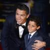 Cristiano Ronaldo complice avec son fils sur le tapis rouge du documentaire consacré à sa vie, le 9 novembre 2015 à Londres
