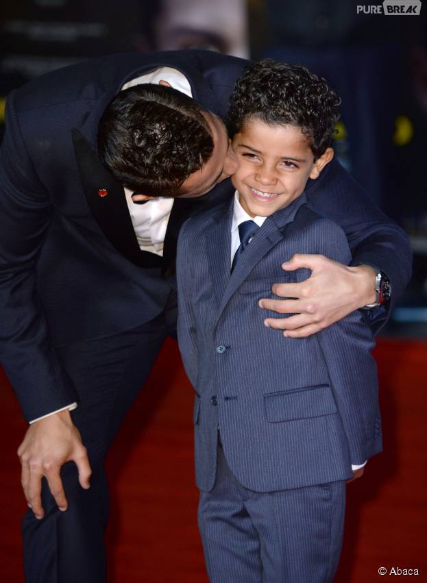 Cristiano Ronaldo et son fils sur le tapis rouge du documentaire consacré à sa vie, le 9 novembre 2015 à Londres