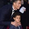 Cristiano Ronaldo et son fils prennent la pose sur le tapis rouge du documentaire consacré à la vie du footballeur, le 9 novembre 2015 à Londres