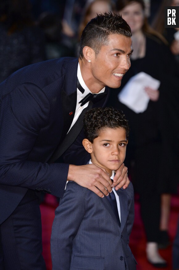 Cristiano Ronaldo et son fils prennent la pose sur le tapis rouge du documentaire consacré à la vie du footballeur, le 9 novembre 2015 à Londres