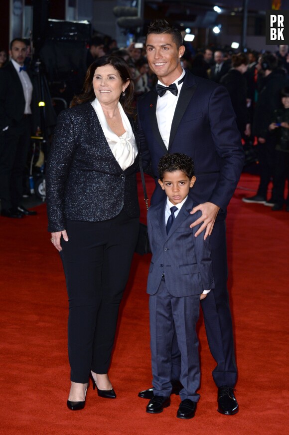 Cristiano Ronaldo : sa mère et son fils l'accompagnent sur le tapis rouge du documentaire consacré à sa vie, le 9 novembre 2015 à Londres