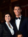Cristiano Ronaldo entouré de sa mère et de son fils sur le tapis rouge du documentaire consacré à sa vie, le 9 novembre 2015 à Londres