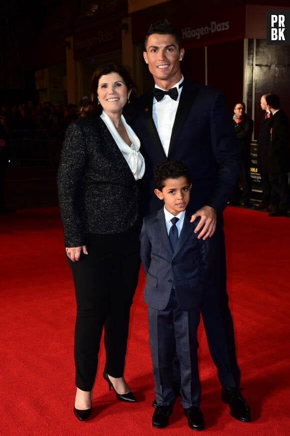 Cristiano Ronaldo entouré de sa mère et de son fils sur le tapis rouge du documentaire consacré à sa vie, le 9 novembre 2015 à Londres