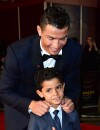 Cristiano Ronaldo avec son fils sur le tapis rouge du documentaire consacré à sa vie, le 9 novembre 2015 à Londres