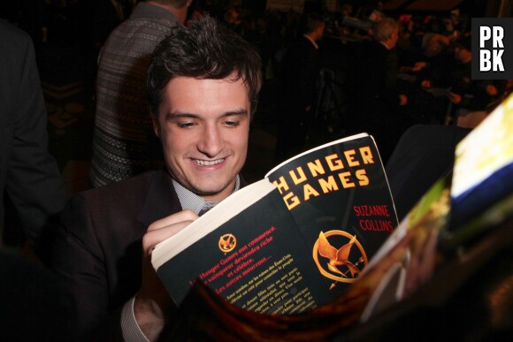 Hunger Games : Josh Hutcherson dédicace un livre