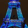La Tour Eiffel en verte : une "forêt virtuelle" imaginée par l'artiste Naziha Mestaoui pour 1heart1tree pendant la COP21 à Paris, 29 novembre 2015