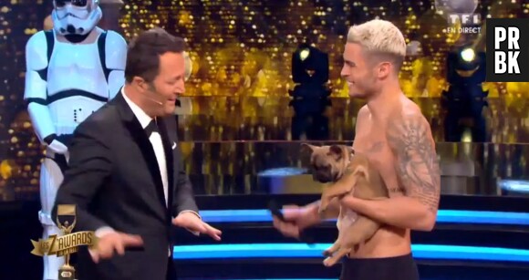 Baptiste Giabiconi presque nu sur le plateau des Z'Awards sur TF1 le 10 décembre 2015