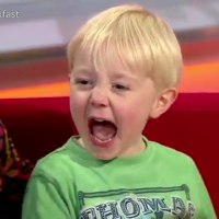 Hilarant : un petit garnement de 4 ans RUINE une émission en direct !