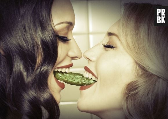 Clara Morgane s'associe à REITZEL pour un calendrier 2016 sexy