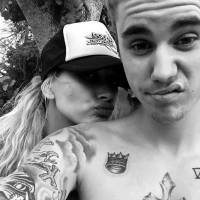 Justin Bieber : torse-nu et complice avec Hailey Baldwin en vacances
