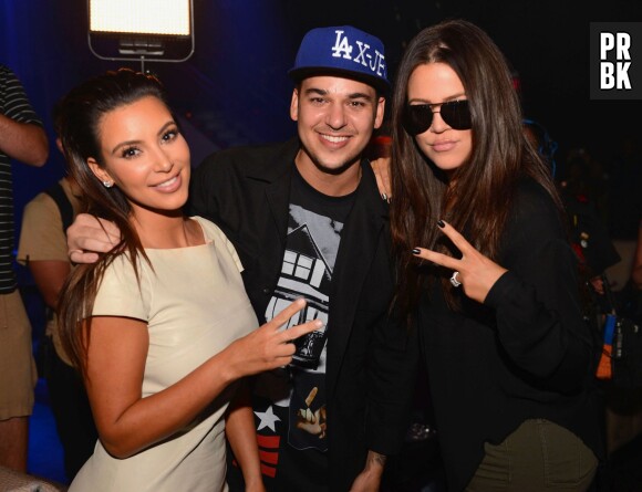 Rob Kardashian pose avec Kim Kardashian et Khloé Kardashian en 2012