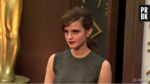 Emma Watson pose sur le tapis-rouge des Oscars 2014