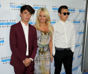 Pamela Anderson et ses fils Dylan et Brandon lors d'une soirée