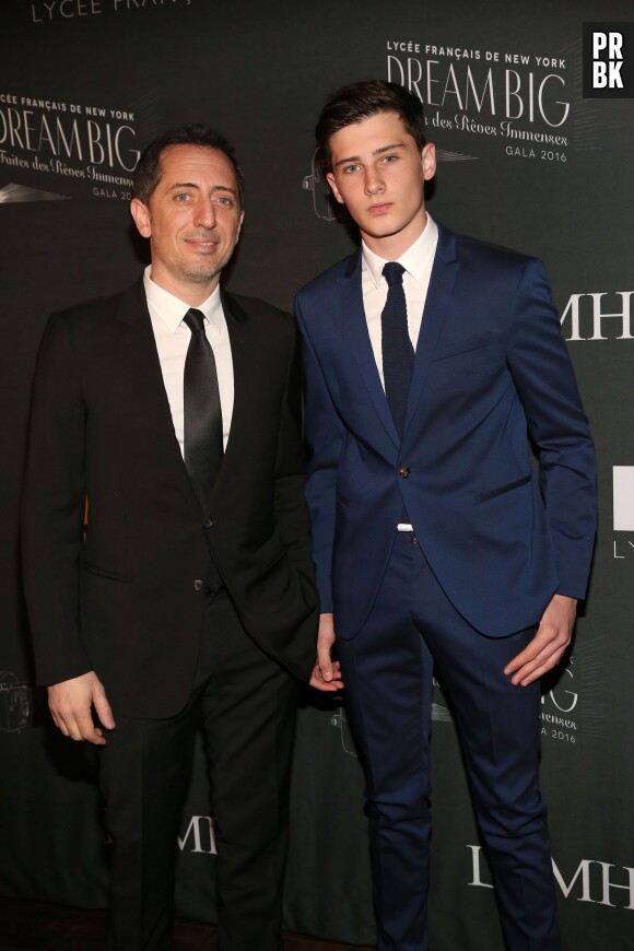 Gad Elmaleh et son fils Noé Elmaleh au 17e gala du lycée français de New-York, le 6 février 2016