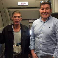 Hallucinant : quand un otage se prend en photo avec le pirate d'EgyptAir