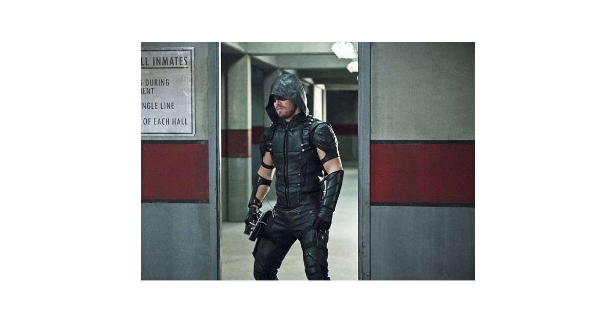 Arrow saison 4, épisode 18 : Oliver (Stephen Amell) sur une photo