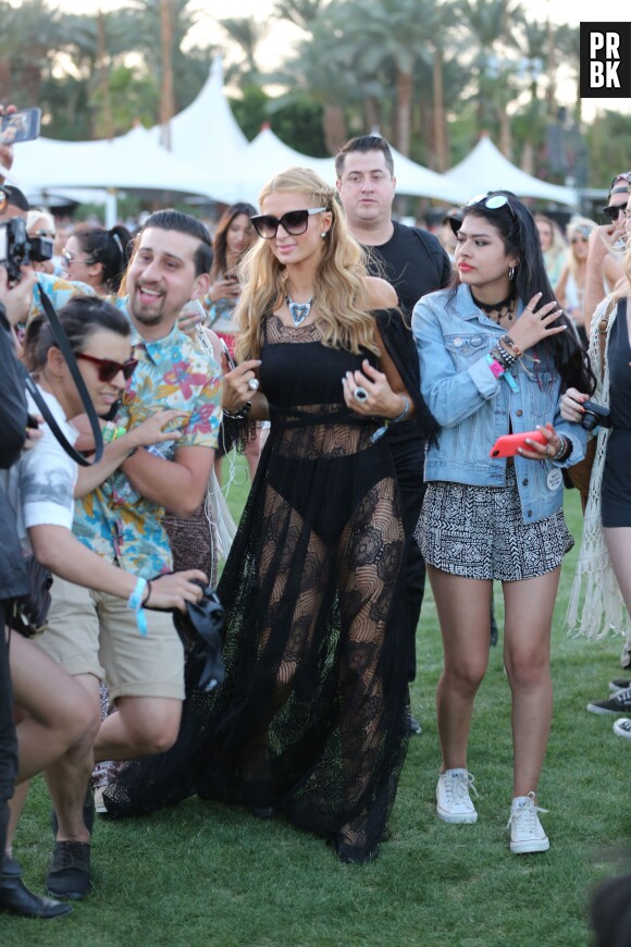 Paris Hilton se lâche avec sa robe transparente