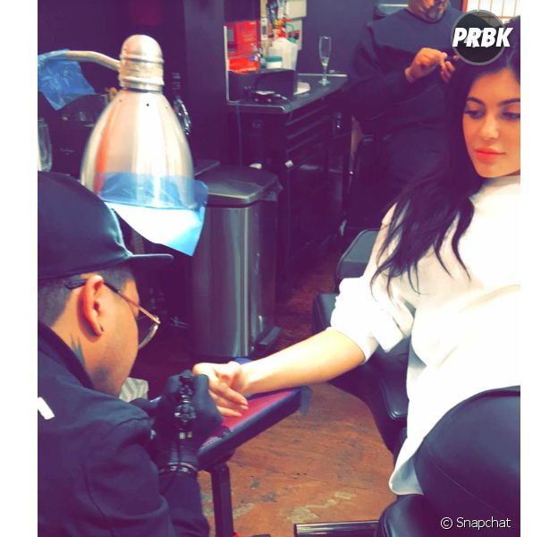 Kylie Jenner se fait tatouer en direct sur Snapchat le 30 avril 2016