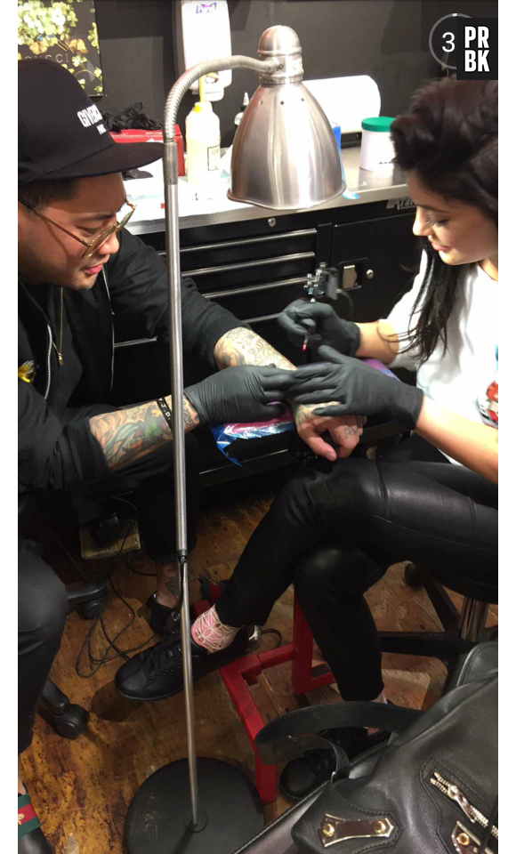 Kylie Jenner joue les tatoueurs sur Snapchat le 30 avril 2016