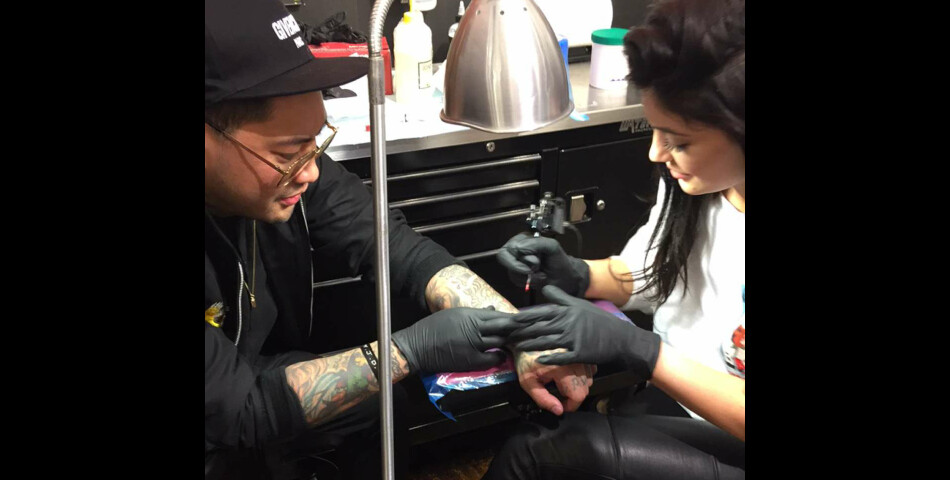 Kylie Jenner joue les tatoueurs sur Snapchat le 30 avril 2016