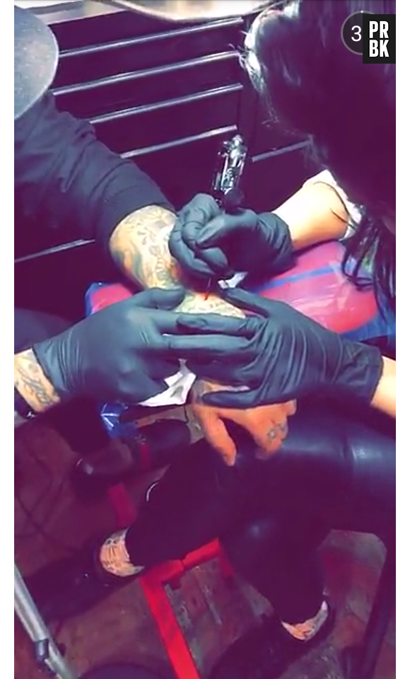 Kylie Jenner tatoue son tatoueur sur Snapchat le 30 avril 2016