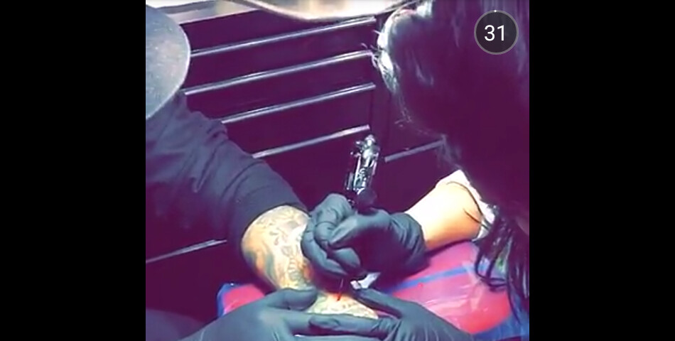 Kylie Jenner tatoue son tatoueur sur Snapchat le 30 avril 2016